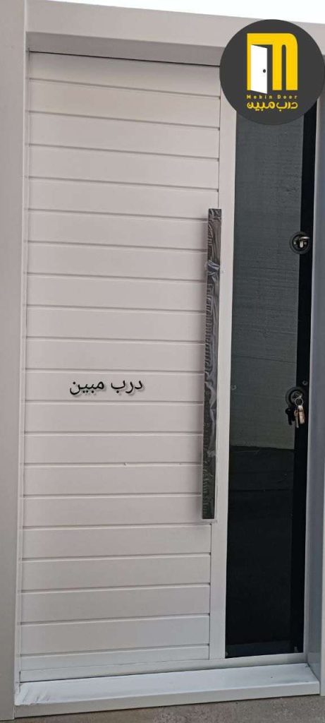 درب ضدسرقت روی فلزی سفید 